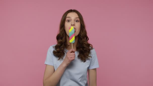 Красивая Девушка Подросток Голубой Футболке Держащая Облизывая Сладкое Спиральное Мороженое — стоковое видео