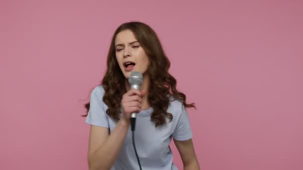 Menina Adolescente Encantadora Bonito Traje Casual Cantando Microfone Karaoke Tendo — Vídeo de Stock