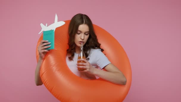 Fin Semana Vacaciones Verano Mujer Joven Feliz Vistiendo Camiseta Azul — Vídeos de Stock