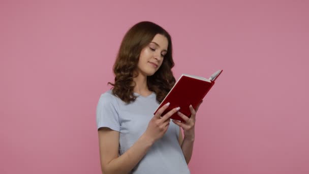 Adorable Joven Estudiante Inteligente Azul Camiseta Casual Libro Lectura Que — Vídeos de Stock