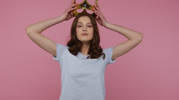 Egoísta Menina Adolescente Ondulado Vestindo Coroa Ouro Orgulhoso Sua Beleza — Vídeo de Stock