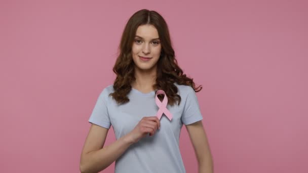 Mulher Adorável Com Cabelo Ondulado Camiseta Casual Mostrando Fita Rosa — Vídeo de Stock
