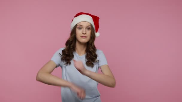 Söt Flicka Rolig Jultomte Hatt Dans Med Festligt Humör Ler — Stockvideo