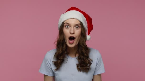 Superbe Belle Femme Aux Cheveux Ondulés Chapeau Père Noël Regardant — Video