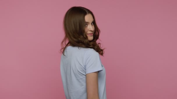 Joyeux Adolescent Fille Attrayante Avec Les Cheveux Ondulés Dans Shirt — Video