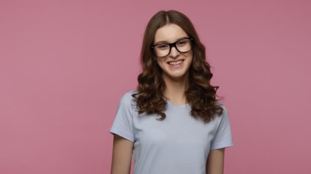 Sorridente Attraente Ragazza Adolescente Indossa Blu Casual Shirt Prova Occhiali — Video Stock