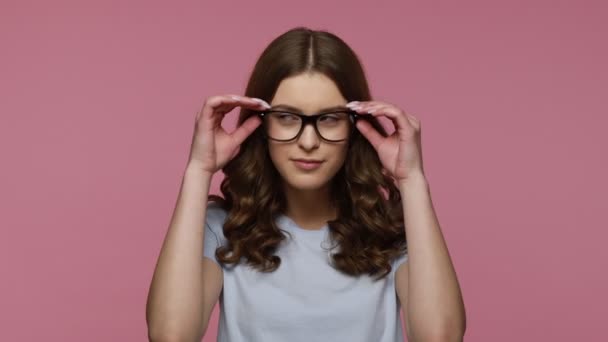 Užaslá Teenagerka Vlnitými Vlasy Neformálním Oděvu Sundává Brýle Vidí Něco — Stock video
