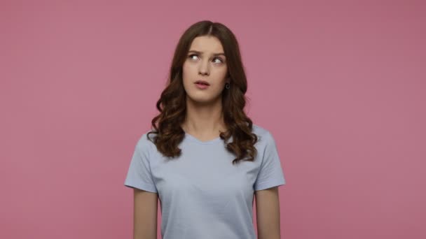 Inspiriert Fröhlich Gut Aussehende Teenie Mädchen Shirt Zeigt Mit Dem — Stockvideo