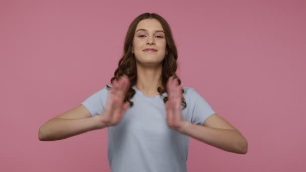 Paz Interior Equilíbrio Menina Adolescente Calma Positiva Camiseta Mãos Dadas — Vídeo de Stock