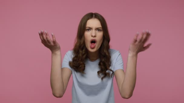 Hogy Tehetted Dühös Hullámos Hajú Lány Pólóban Felemelte Kezét Hogy — Stock videók