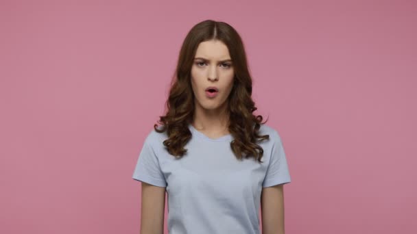 Montre Pas Adolescente Effrayée Aux Cheveux Foncés Ondulés Shirt Montrant — Video