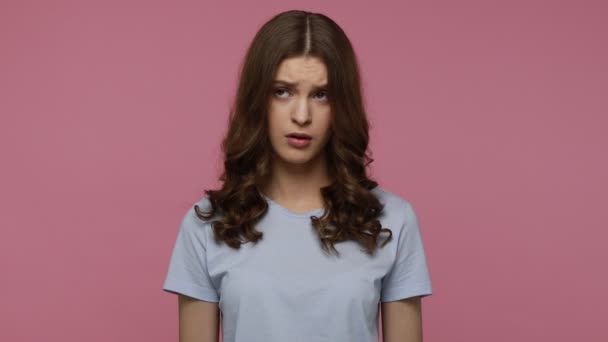 Portrét Rozčilené Mladé Ženy Tmavými Vlnitými Vlasy Modrém Tričku Dívající — Stock video