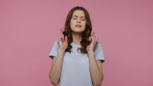 Menina Bonito Com Cabelos Castanhos Ondulados Shirt Esperança Sucesso Fortuna — Vídeo de Stock