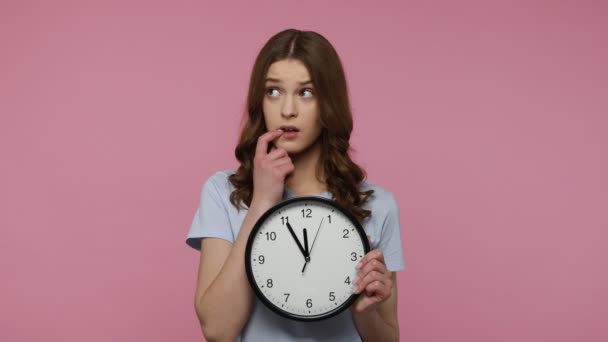 Descontente Nervoso Jovem Fêmea Casual Azul Shirt Segurando Relógio Parede — Vídeo de Stock