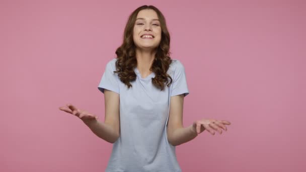 Boa Menina Bonita Roupas Casuais Mostrando Gesto Generosidade Dizendo Por — Vídeo de Stock