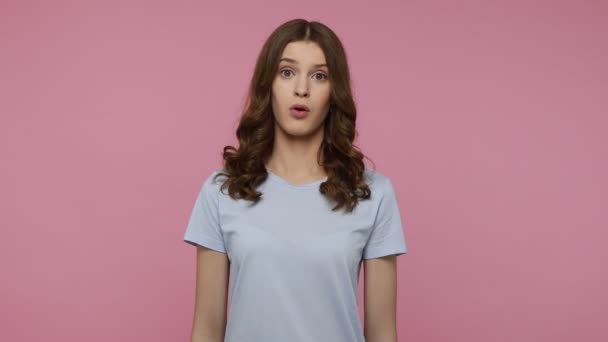 Furchterregendes Welliges Teenager Mädchen Das Seinen Mund Mit Einer Handfläche — Stockvideo