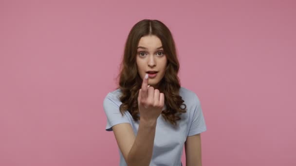 Mooi Meisje Casual Stijl Blauw Shirt Veeleisend Benaderen Uitnodigend Met — Stockvideo