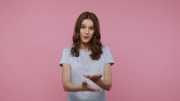 Linda Menina Adolescente Linda Camiseta Com Sorriso Gentil Mantendo Mãos — Vídeo de Stock