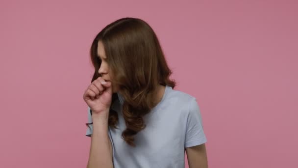 Tiener Meisje Shirt Hoesten Bedekken Mond Met Hand Griep Covid — Stockvideo