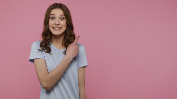 Mooi Lachend Meisje Blauw Shirt Wijst Weg Toont Lege Ruimte — Stockvideo