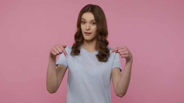 Menina Feliz Com Cabelo Ondulado Escuro Casual Shirt Apontando Dedos — Vídeo de Stock