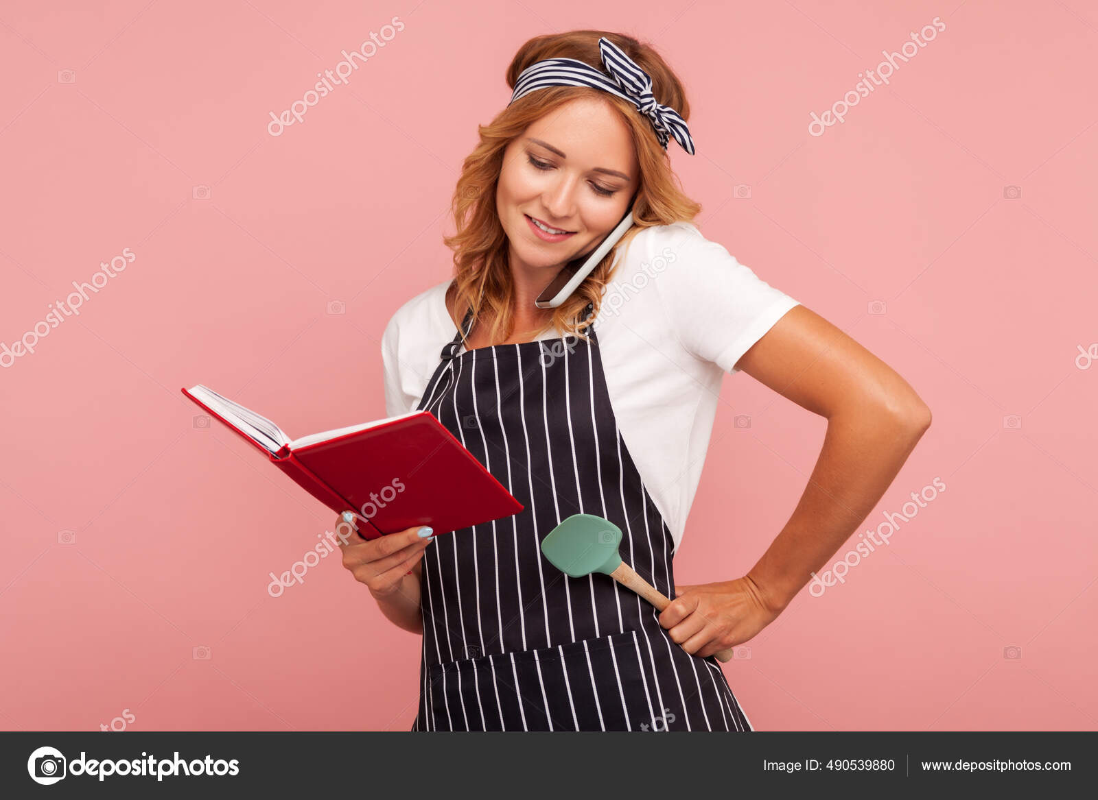 Femme Chef Cuisinier Ou Boulanger En Tablier Rayé, T-shirt Blanc