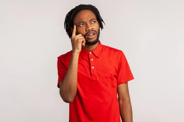 Retrato Jovem Homem Barbudo Atraente Com Dreadlocks Vestindo Shirt Estilo — Fotografia de Stock