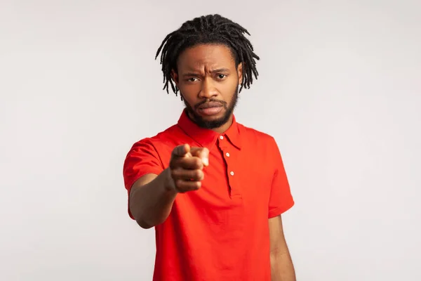 Você Homem Rigoroso Com Dreadlocks Vestindo Camiseta Estilo Casual Vermelho — Fotografia de Stock