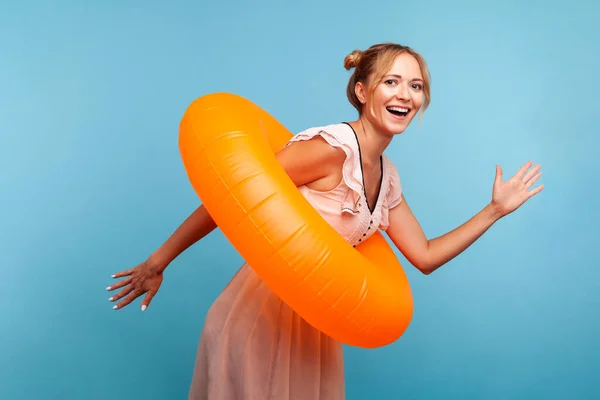 Spännande Glad Attraktiv Kvinna Sommarklänning Med Hår Bullar Håller Orange — Stockfoto