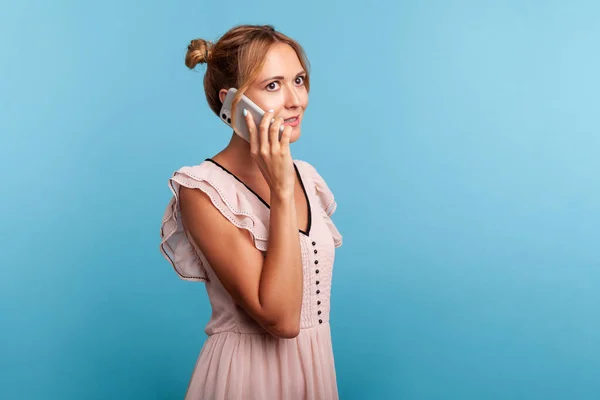 Mobilfunk Seitenansicht Einer Gut Aussehenden Jungen Erwachsenen Frau Kleid Die — Stockfoto