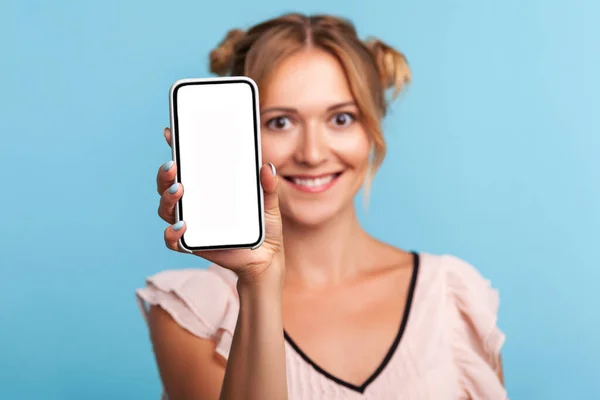 Retrato Mulher Loira Com Sorriso Encantador Expressão Feliz Mostrando Dispositivo — Fotografia de Stock