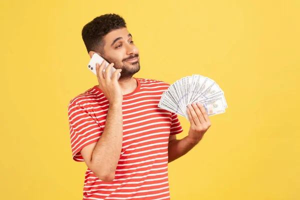 Reicher Egoistischer Mann Gestreiften Shirt Telefonierend Und Mit Hundert Dollar — Stockfoto