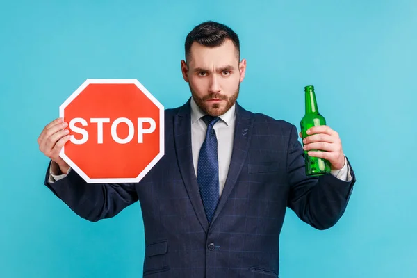 Przestań Pić Alkohol Nie Prowadź Pijaku Niecierpliwy Biznesmen Pokazujący Butelkę — Zdjęcie stockowe