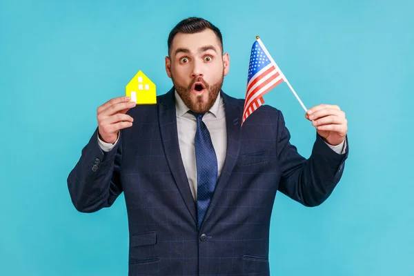 Hombre Negocios Sorprendido Traje Estilo Oficial Agente Bienes Raíces Que — Foto de Stock