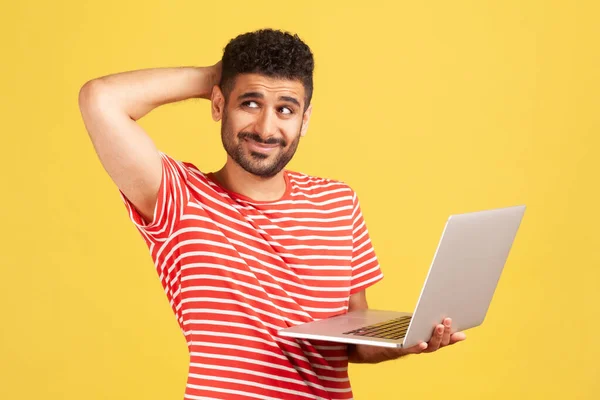 Homem Barbudo Preguiçoso Pensativo Camiseta Listrada Esfregando Seu Laptop Occiput — Fotografia de Stock