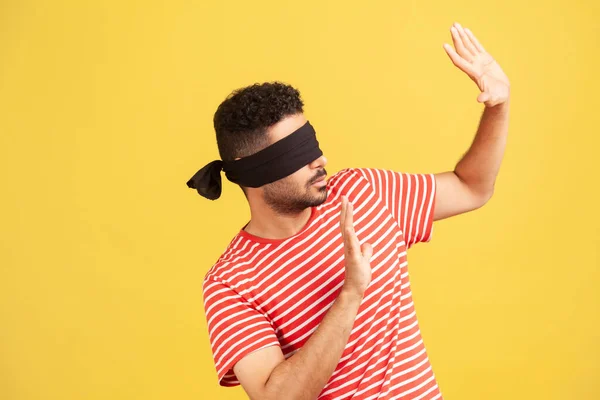 Przerażony Samotny Niewidomy Bandażem Oczach Koszulce Paski Podnoszące Ręce Szukający — Zdjęcie stockowe