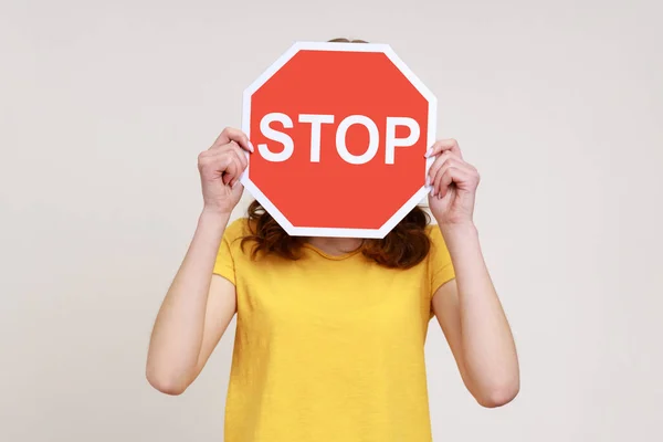 Muy Prohibido Retrato Chica Anónima Amarillo Casual Camiseta Que Cubre — Foto de Stock