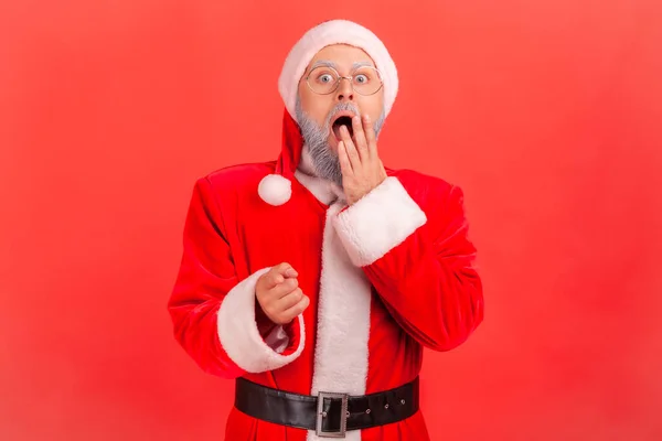 Astonished Elderly Man Gray Beard Wearing Santa Claus Costume Pointing — Stock Photo, Image