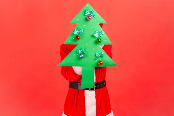 ชายท ชายสวมช ดซานตาคลอสซ อนใบหน าของเขาอย องหล งกระดาษส ยวท สวยงามตกแต นคร — ภาพถ่ายสต็อก