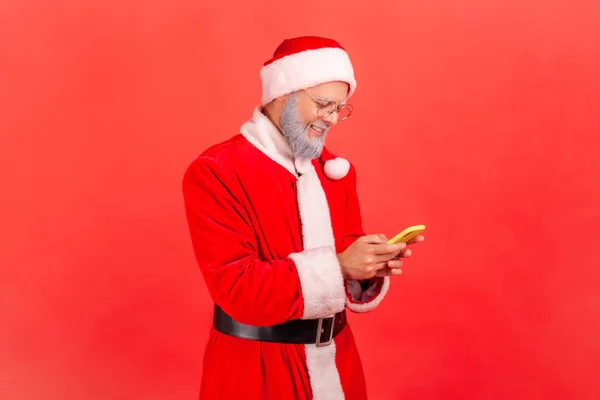Positiv Äldre Man Med Grått Skägg Bär Santa Claus Kostym — Stockfoto