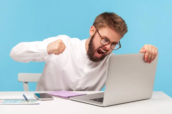 Mutsuz Agresif Ofis Çalışanı Yumruğunu Sıkarak Bağırıyor Dizüstü Bilgisayara Vuruyor — Stok fotoğraf