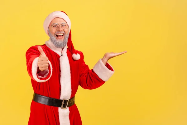 Χαίρομαι Χαρούμενος Ηλικιωμένος Άνδρας Γκρίζα Γενειάδα Φορώντας Κοστούμι Santa Claus — Φωτογραφία Αρχείου