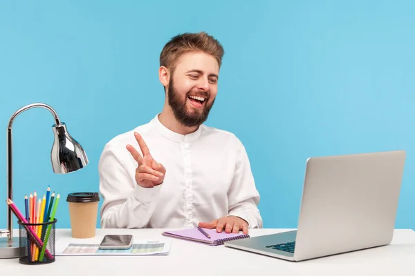 Positive Bärtige Mann Büroangestellte Zeigt Geste Mit Den Fingern Sprechen — Stockfoto