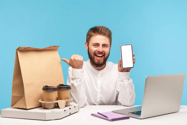 Leende Skäggig Man Som Håller Vit Skärm Smartphone Pekar Finger — Stockfoto