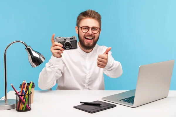 Vrolijke Opgewonden Cameraman Met Duimen Omhoog Met Vintage Fotocamera Glimlachend — Stockfoto