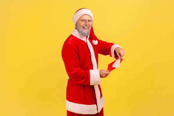 Glücklich Lächelnder Älterer Herr Mit Grauem Bart Weihnachtsmann Kostüm Öffnet — Stockfoto