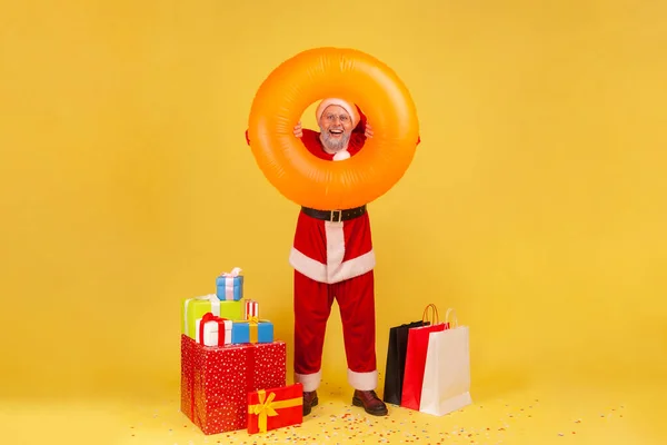 Portrait Homme Âgé Positif Avec Barbe Grise Portant Santa Claus — Photo