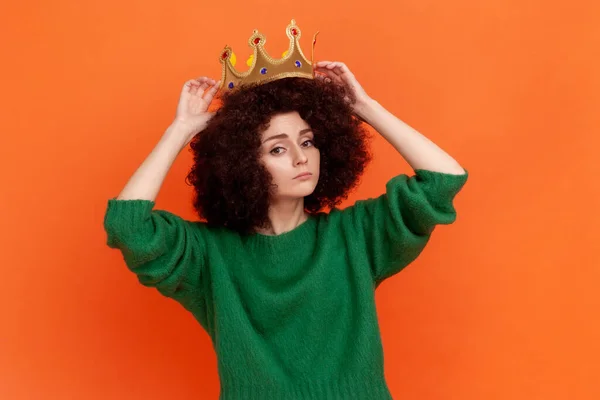 Egoïstische Vrouw Met Krullend Haar Groene Casual Stijl Trui Kroon — Stockfoto