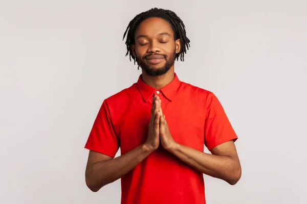 Baard Man Draagt Rood Shirt Concentreert Zijn Geest Houdt Handen — Stockfoto