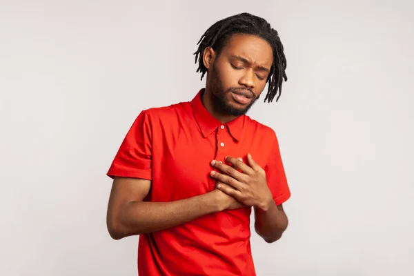 Rastgele Giyinen Kırmızı Tişörtlü Göğsünde Ele Tutuşan Kalbinde Korkunç Bir — Stok fotoğraf